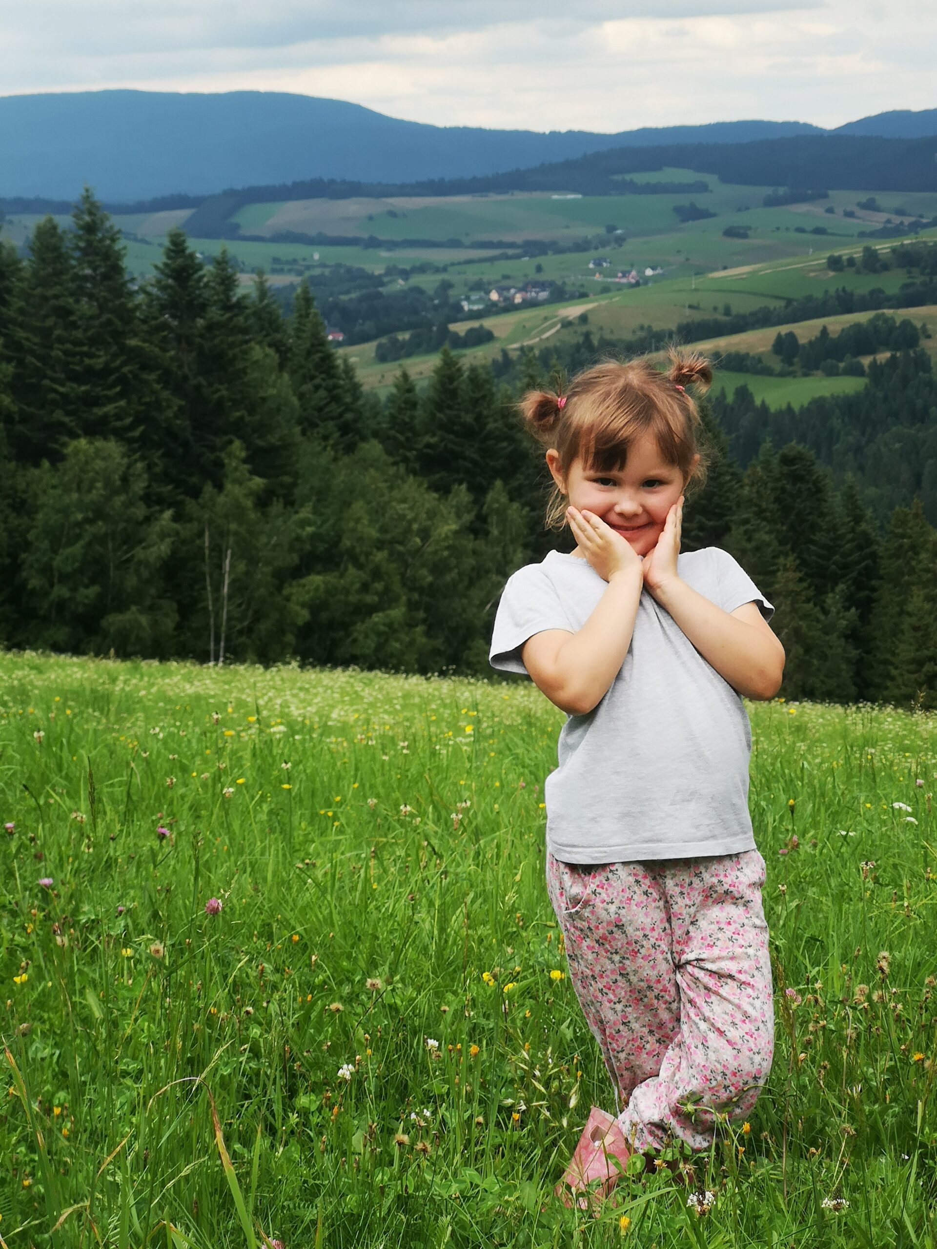 Słodka dziewczynka na tle gór - Beskidu Sądeckiego