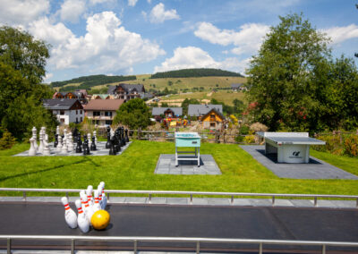 Dodatkowe atrakcje na placu zabaw - kręgle, szachy