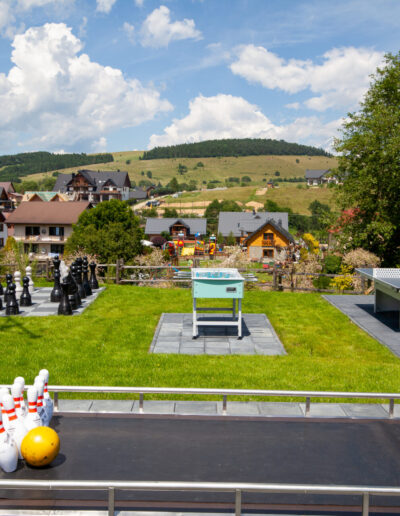 Dodatkowe atrakcje na placu zabaw - kręgle, szachy