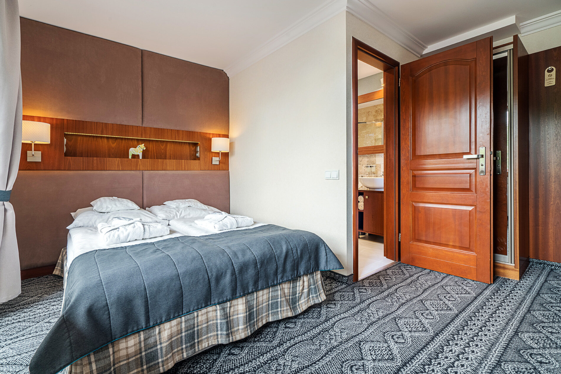 Sypialnia w Apartamencie Family oraz wejście do sąsiedniego pokoju