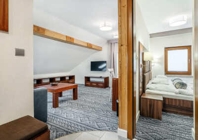 Pokój dzienny w apartamencie skos - stolik i okno