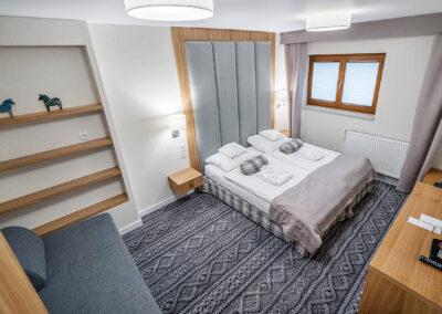 Sypialnia w pokoju Studio Family, łoże małżeńskie i okno