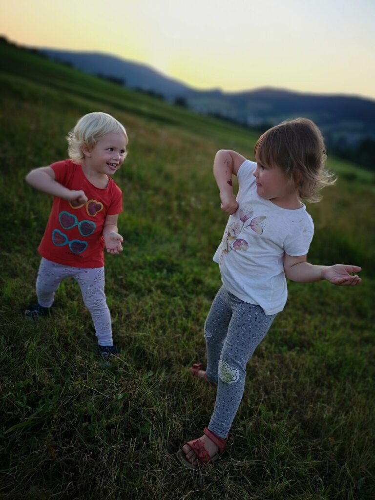 Uśmiechnięta dziewczyna na placu zabaw w samochodziku