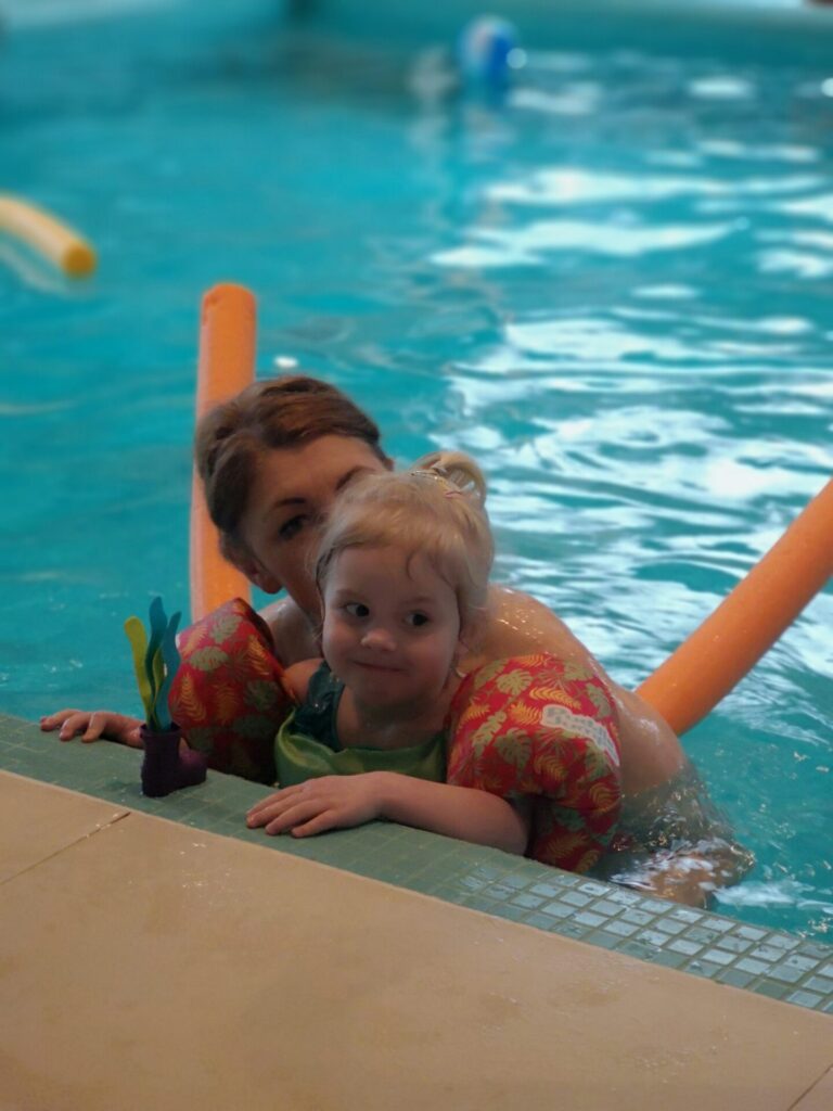 Uśmiechnięta dziewczyna na placu zabaw w samochodziku